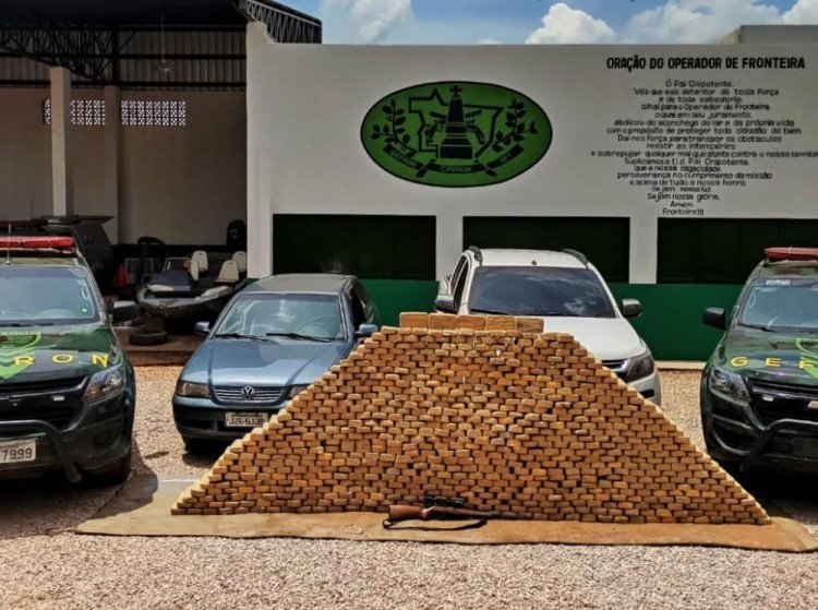 Gefron prende 8 pessoas e apreende 700 kg de pasta base de cocaína