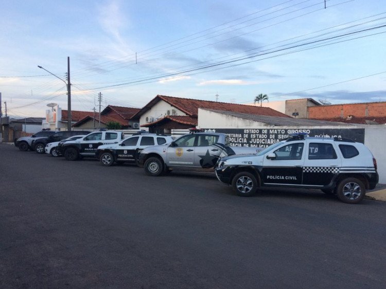 Polícia Civil cumpre buscas e apreende armas e munições em Araputanga