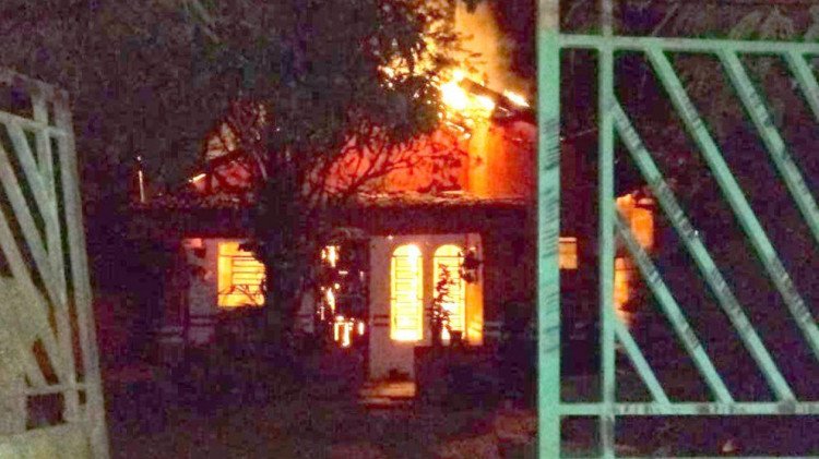 Residência é destruída por incêndio em Mirassol  e polícia investiga se foi criminoso