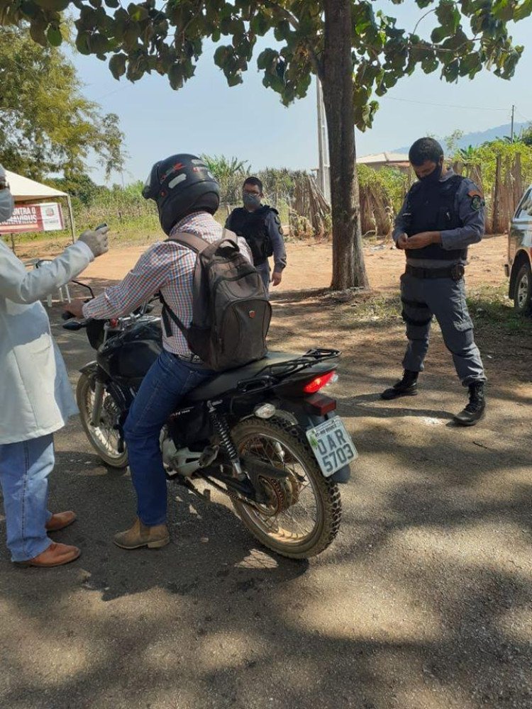 BARREIRA SANITARIA: Funcionários da vigilância sanitária, saúde pública e polícia militar fazem vistorias em todos os veículos que entram na cidade