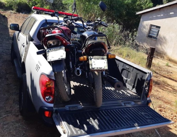 Policia recupera motocicletas furtadas no patio do Detran de São José dos Quatro Marcos e prende 5 infratores