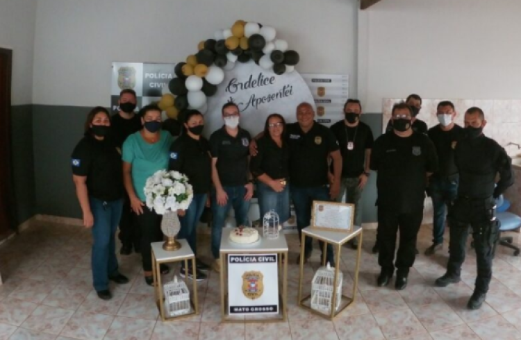Policia Civil de Quatro Marcos presta homenagem para escrivã ad hoc pelos 20 anos dedicados à instituição