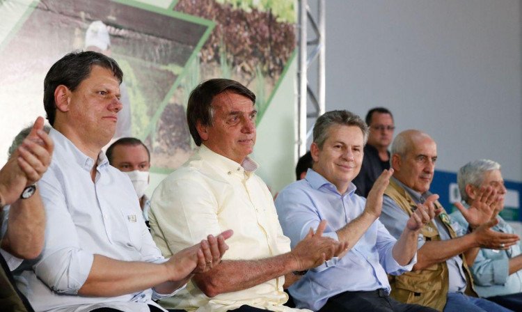 Bolsonaro entrega títulos de propriedade rural em Mato Grosso
