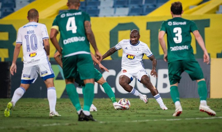 Cuiabá vence cruzeiro com gol no último minuto