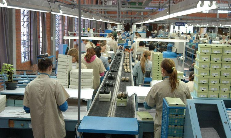 Economia Faturamento da indústria supera período pré-pandemia, diz CNI