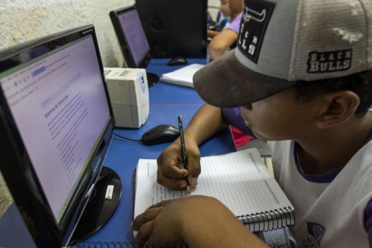 Governo decide manter aulas não presenciais; professores continuam em teletrabalho