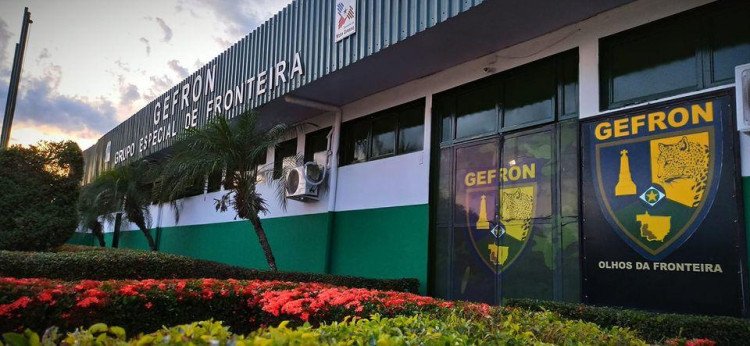 Na fronteira Gefron prende dois homens com carro roubado
