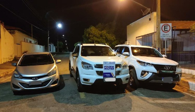 PM liberta família mantida em cárcere, recupera três veículos e prende criminosos