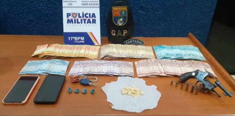 Polícia prende suspeitos comercializando droga e apreende revólver e dinheiro