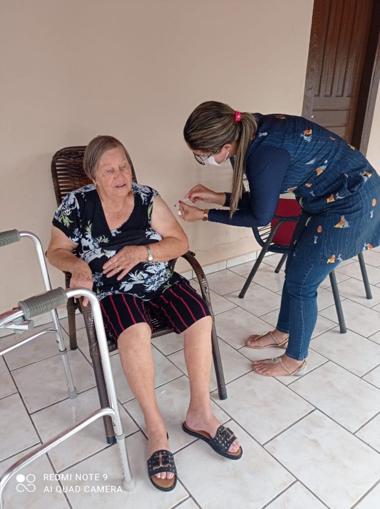 Curvelândia vacina idosos contra Covid-19 em suas próprias casas