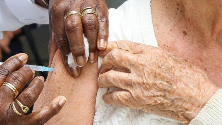 Idosos continuam sendo vacinados em Quatro Marcos; município já recebeu 926 doses desde o início da vacinação