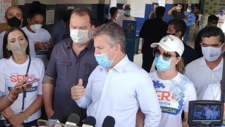 Governador de MT diz que Sputnik não tem efeitos colaterais e espera Anvisa antes do STF