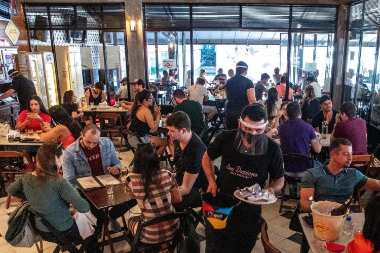Novo decreto volta a autorizar o consumo de bebidas alcoólicas em bares