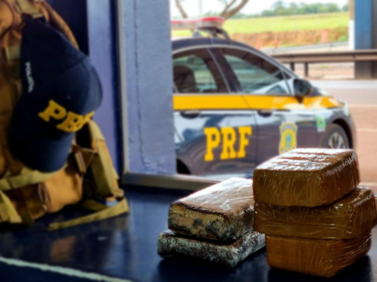 Mulher de Quatro Marcos é presa transportando 3 quilos de cocaína em Ônibus