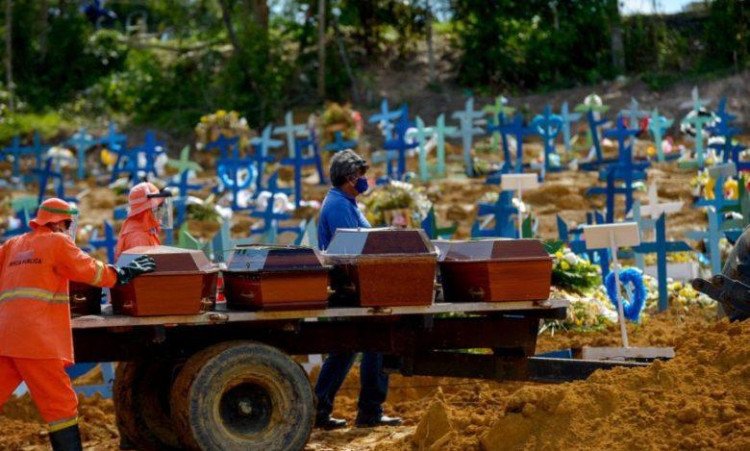Média móvel de morte é baixa, mas casos de Covid crescem em MT