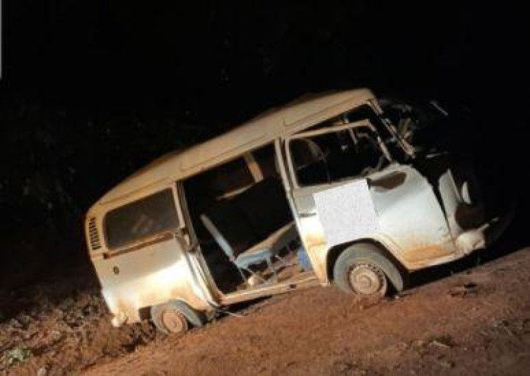 UMA VÍTIMA: Veiculo que transportava funcionários de empresa, sai da pista e causa acidente; uma pessoa veio a óbito