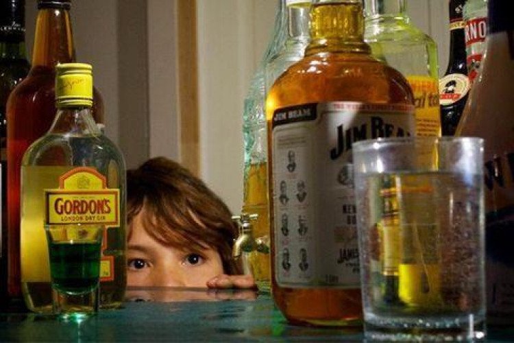 VENDA DE BEBIDAS ALCOÓLICAS A ADOLESCENTES: Bar é acionado a pagar indenização por danos morais coletivos