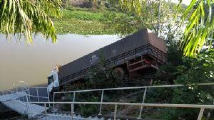 Após perseguição policial, carreta roubada cai na baia do Rio Paraguai em Cáceres