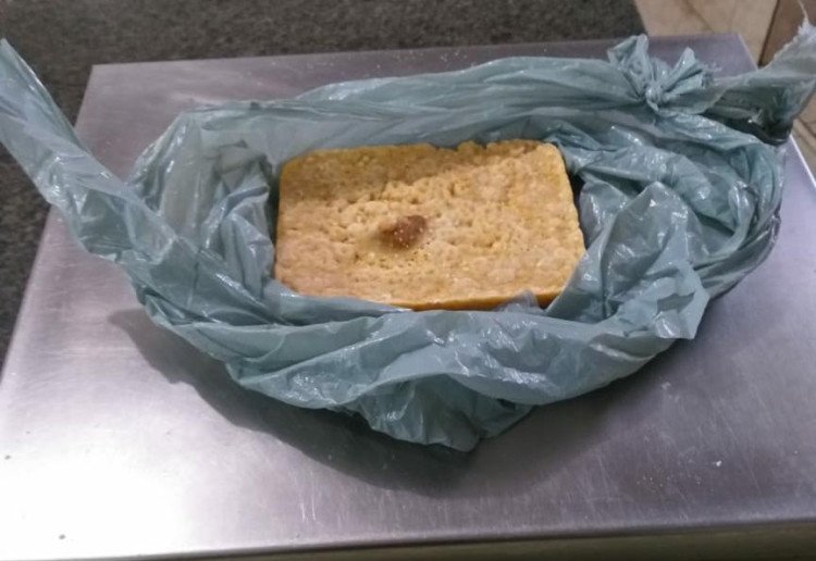 Policia Militar prende mulher com droga acondicionado ao tornozelo dentro da calça jeans prende na MT 170