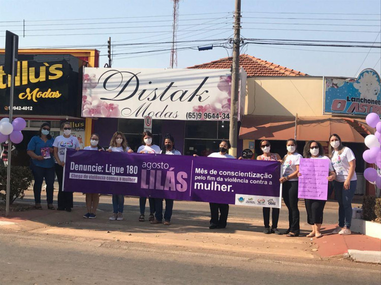 Assistência Social de Quatro Marcos  realiza mobilização e panfletagem de campanha ao Agosto Lilás