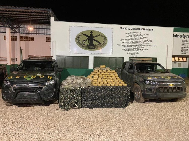 Três pessoas são presas pelo Gefron com 50 kg de maconha escondida em sacos