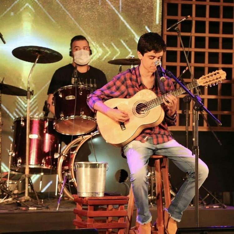 Pedro Violeiro prepara o seu primeiro show