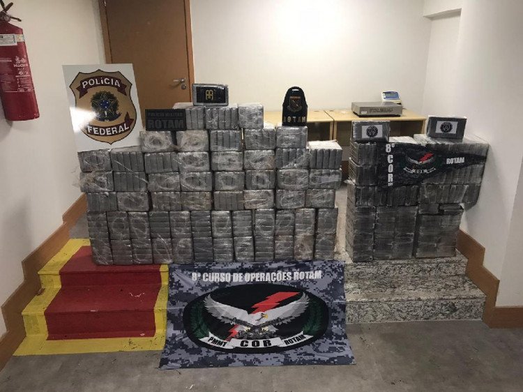 Polícia Militar apreende carreta com 427 kg de cocaína pura