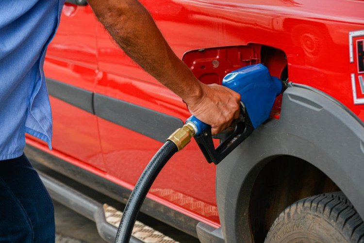 Preço médio da gasolina terá redução de até R$ 0,16 após corte de impostos do Governo de MT