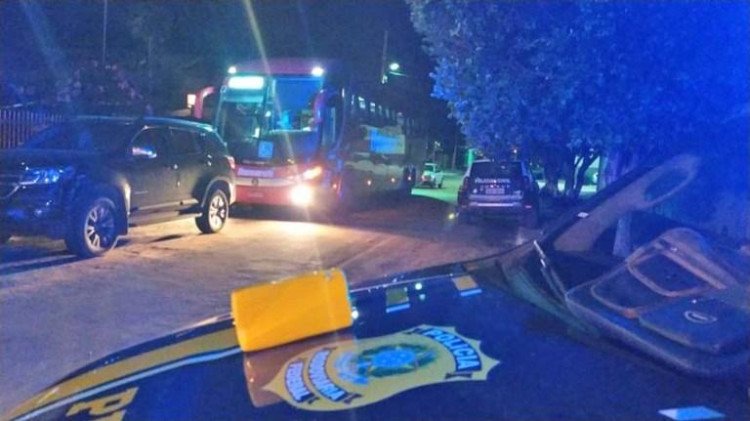 PRF prende droga em onibus na MT 174 em Glória D'Oeste