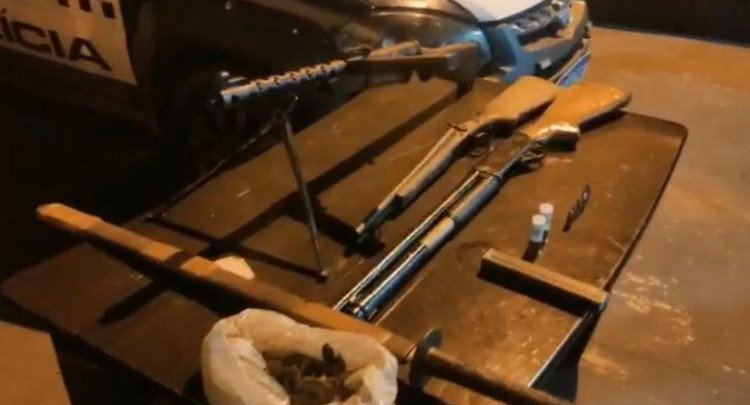 Em Mirassol D’Oeste,  Homem é preso com submetralhadora e duas espingardas