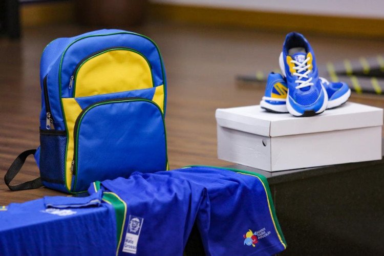 380 mil estudantes da rede estadual receberão kits uniformes