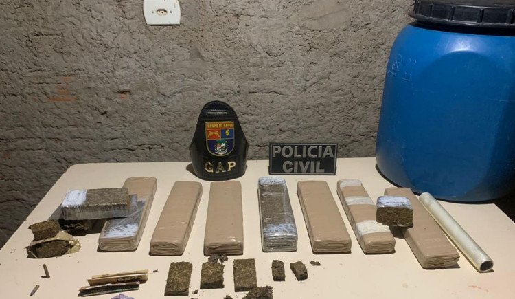Dois suspeitos de venda de entorpecentes são presos em flagrante com mais de 10 tabletes de maconha em Mirassol d'Oeste