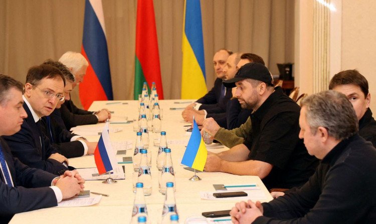 Negociações começam na Bielorrúsia quatro dias após invasão da Ucrânia3