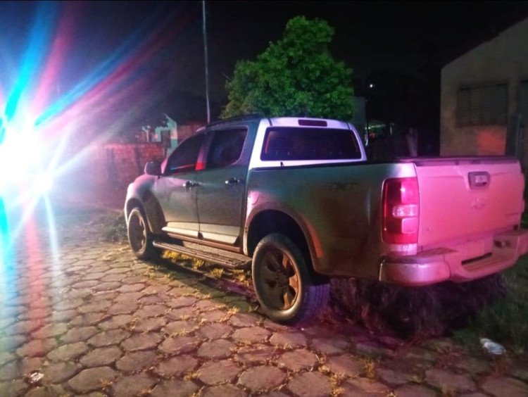 Homem abandona carro roubado e foge da polícia
