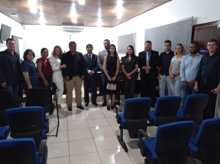 Prefeitura e Câmara Municipal entregam título de cidadã quatro-marquense à Juíza de Direito