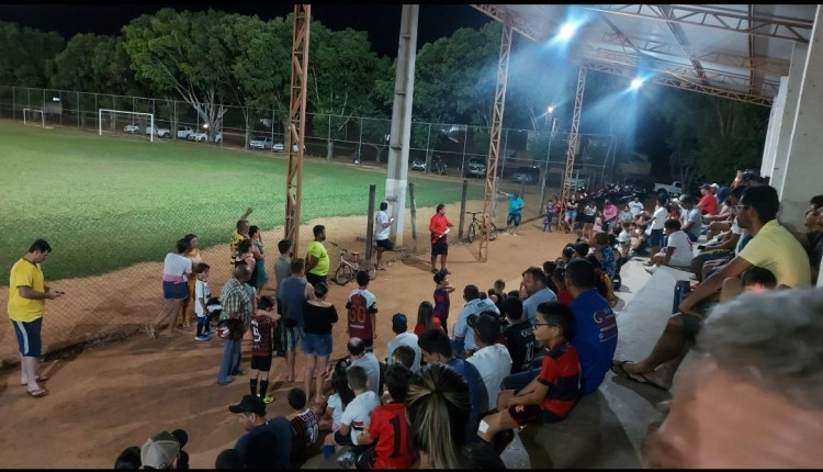 Técnico da Escolinha Furacão reune com pais e atletas para orientar sobre adequações de treinos