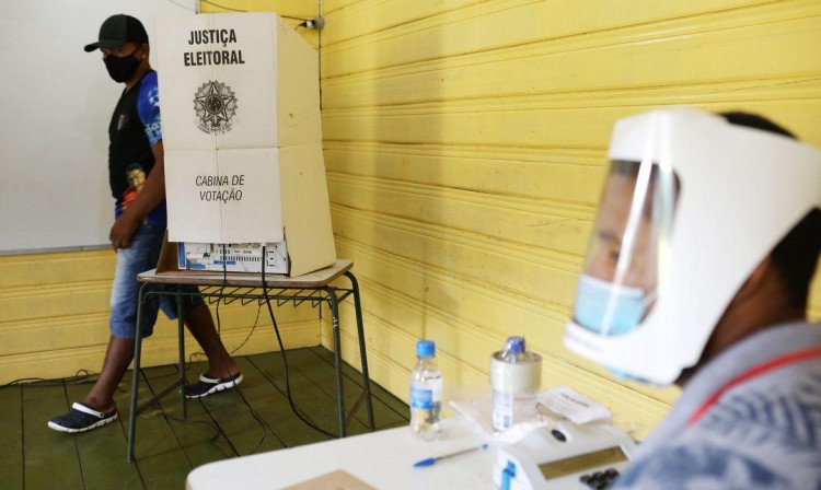 Celular, mesmo desligado, é proibido na cabine de votação