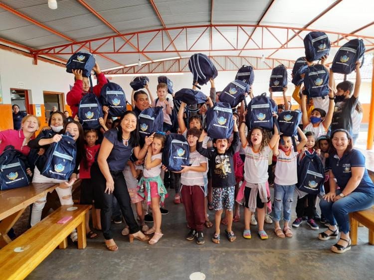 Prefeitura de Quatro Marcos entrega kits escolares para alunos da rede municipal
