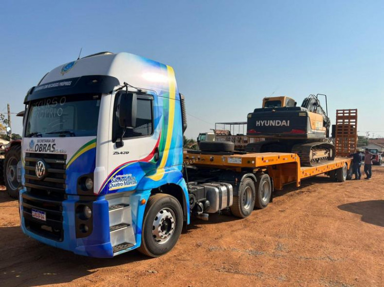 Prefeitura de Quatro Marcos renova frota de veículos;  agora adquiriu um caminhão prancha e uma bobcat para a Secretaria de Obras