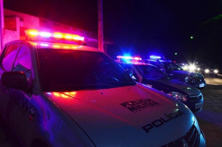 Em Quatro Marcos, quadrilha amarra família de militar durante assalto; PM prende 4