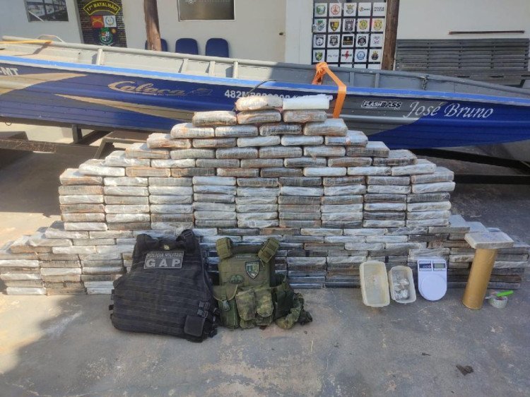 Gefron apreende mais de 200 kg de cocaína em embarcação e residência em Mirassol D’Oeste