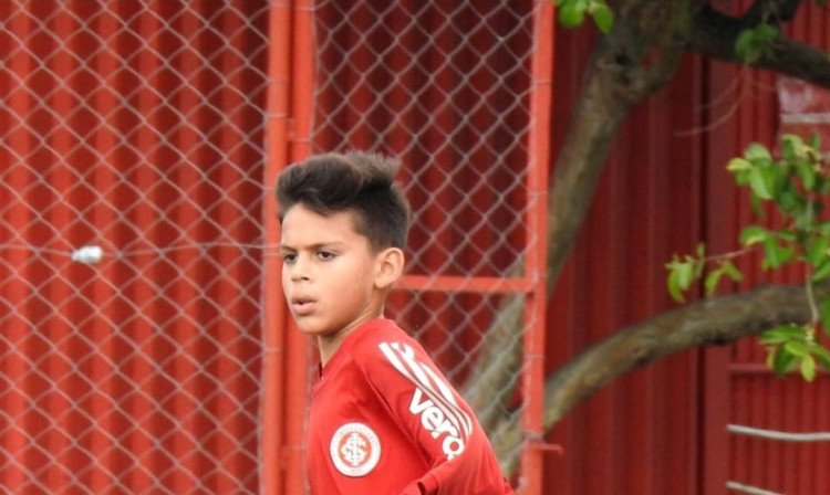 Garoto quatromarquense, treina na escolinha de futebol do Inter de Porto Alegre; os pais ensinam o garoto a conciliar o futebol e o estudo