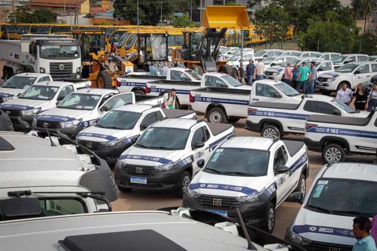 Governo de MT entrega mais de R$ 281 milhões em máquinas, ônibus escolares, equipamentos, veículos e notebooks