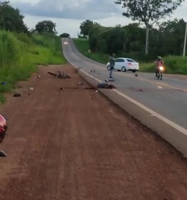 Na rodovia MT 175, motociclista morre esmagado por caminhão de leite; o garupa foi transferido para o  Hospital Regional de Cáceres