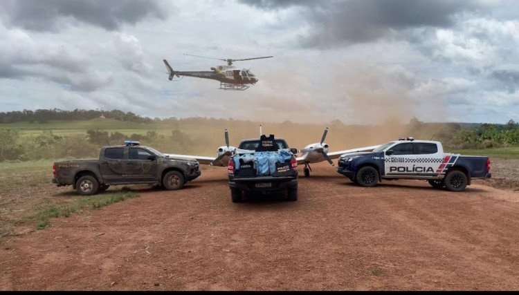 Forças de segurança interceptam avião e apreendem 400 kg de cocaína