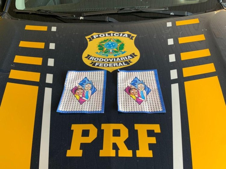 Em Poconé-MT, PRF encontra aproximadamente mil selos de LSD com passageira de ônibus à caminho de São José dos Quatro Marcos