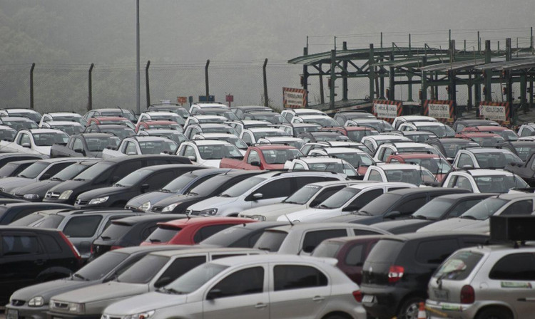 Queda de impostos para carros terá efeito nas montadoras, diz Anfavea Fábricas produzirão mais. Lockdowns estão suspensos