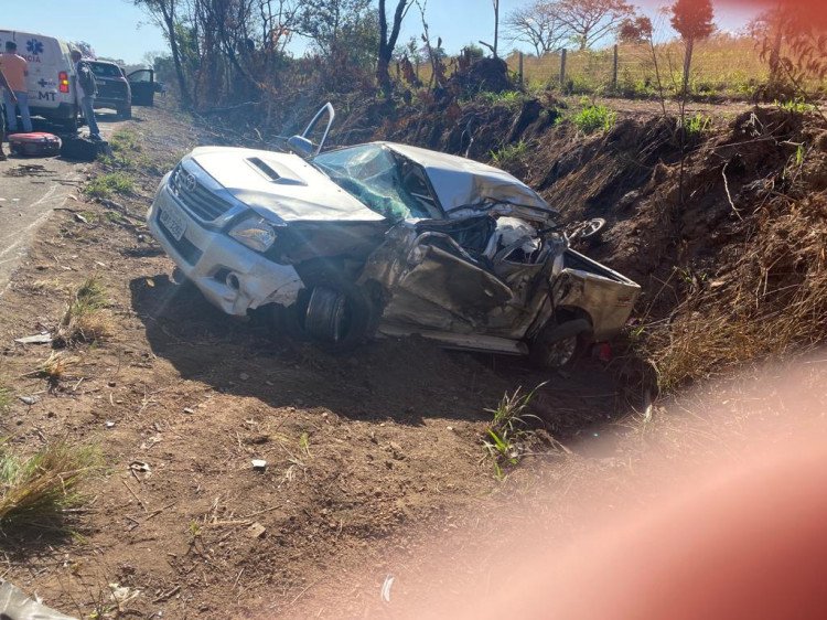 Acidente grave envolvendo uma carreta e um caminhonete na BR 70 próximo a fazenda 