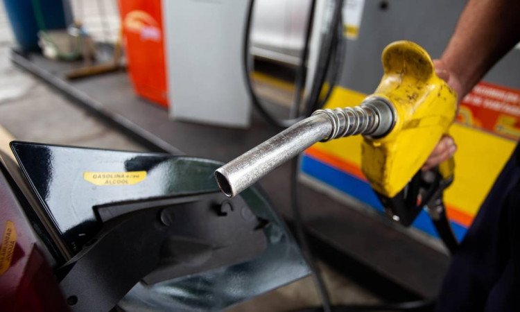 Petrobras reduz preço da gasolina em 4,66% para distribuidoras