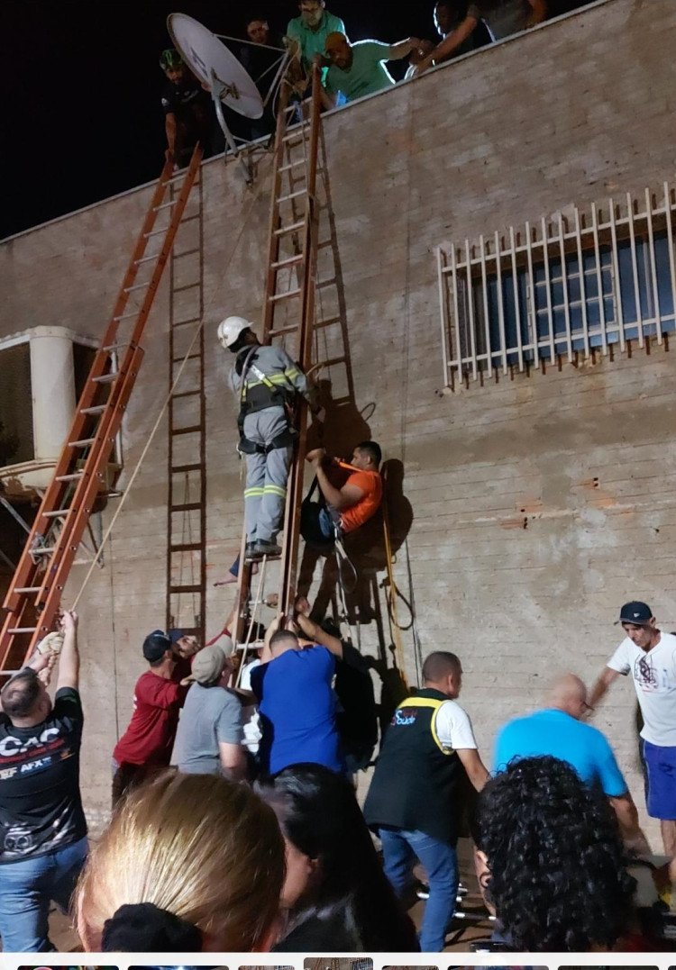 Jovem leva descarga elétrica ao lavar placas solares em São José dos Quatro Marcos